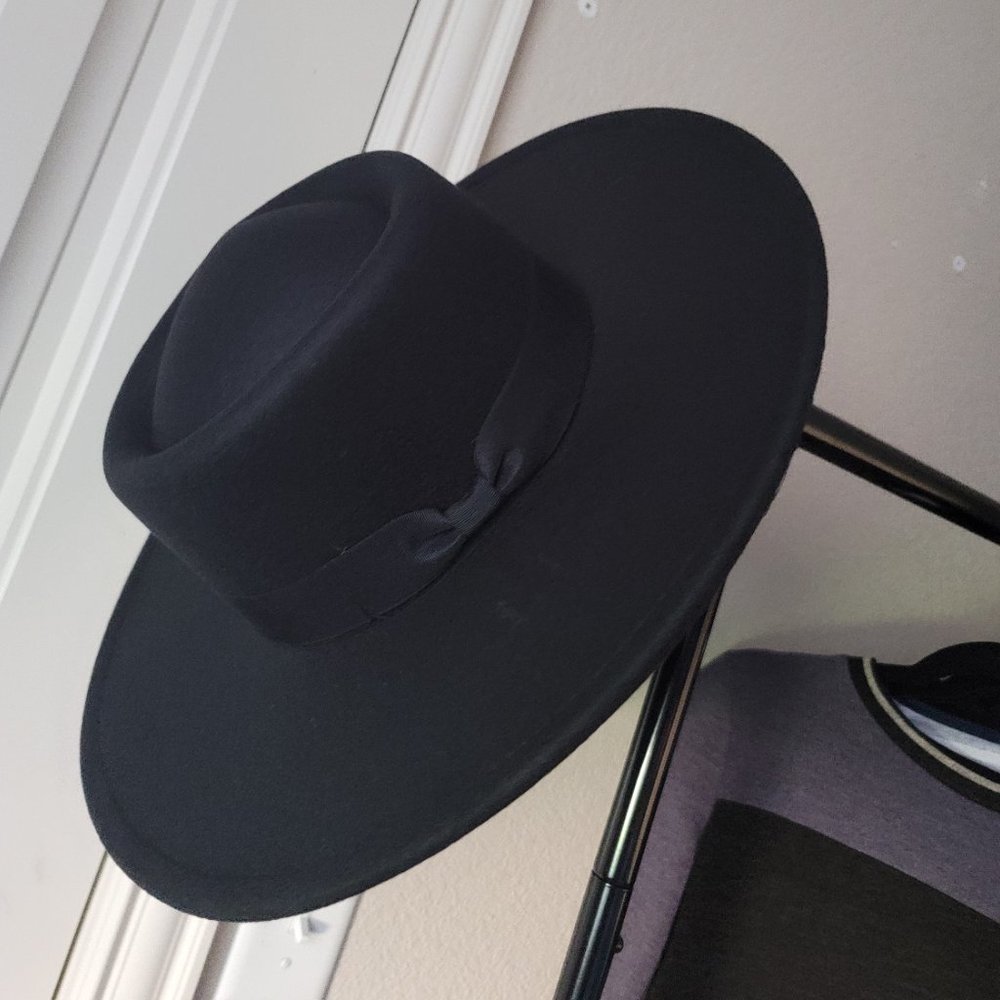 Wide brim hat